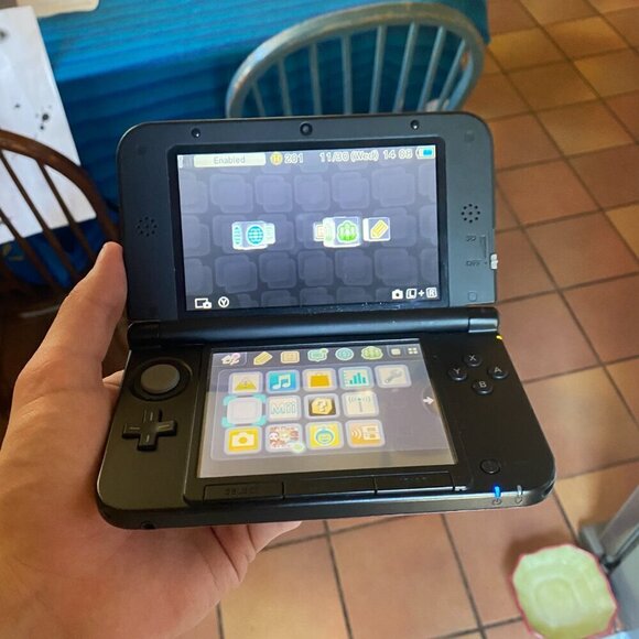 Nintendo 3DS XL Red/Black - Picture 6 of 8